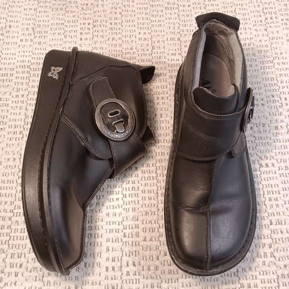 Alegria women's 'Caiti' black leather adjustable strap ankle boots sz 40 / 9.5 - Picture 1 of 15